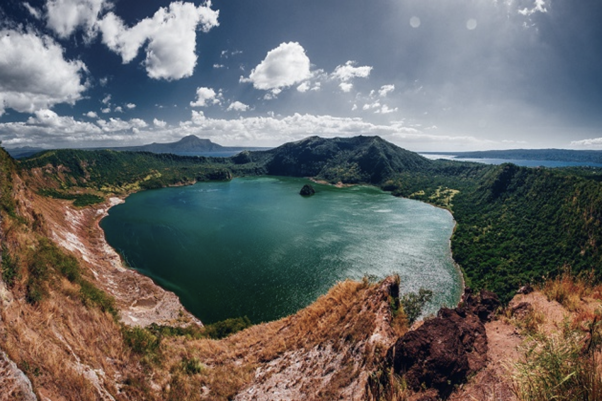 núi lửa Taal